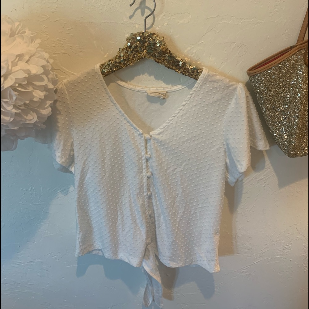 white cropped tee